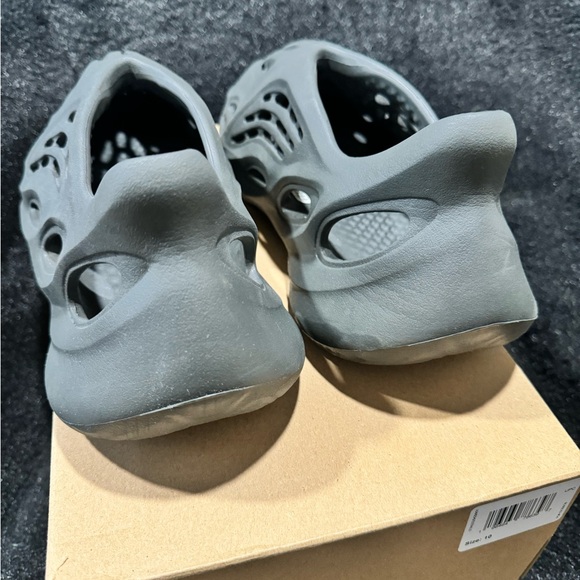 Yeezy Foam Runner “Carbon” - Picture 10 of 10
